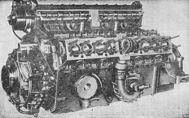 Общий вид 16-цилиндрового V-образного гоночного двигателя с нагнетателем со снятой головкой одного ряда цилиндров