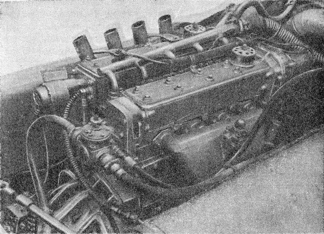 Общий вид справа двигателя автомобиля Харьков-6 с двумя верхними распределительными валами