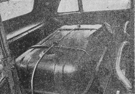 Установка дополнительного топливного
бака на месте заднего сидения автомобиля Москвич