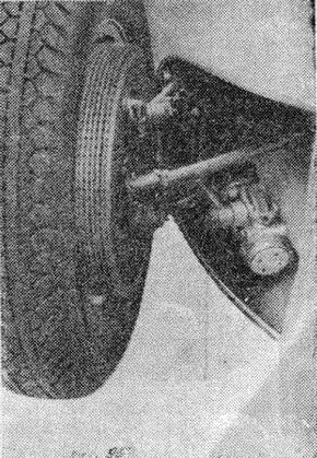Крепление поперечной штанги рулевого привода при независимой подвеске