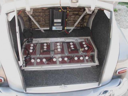 Аккумуляторы в полу багажника, на месте бензобака