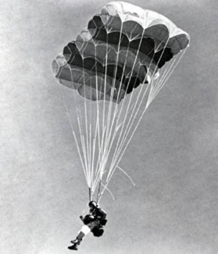 Один из первых вариантов парашюта-крыла