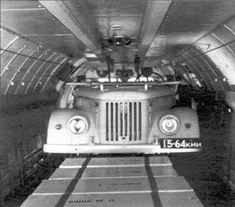 ГАЗ-69 в грузовом отсеке самолета
