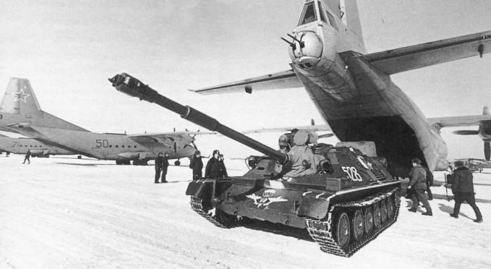 Загрузка СУ-85 в Ан-12