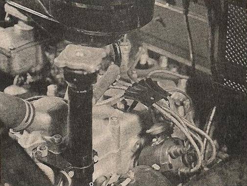 Низкофорсированный нижнеклапанный двигатель скопирован с двух американских моторов: силовой установки Джипа Виллис и одного из четырехцилиндровых моторов Континенталь.