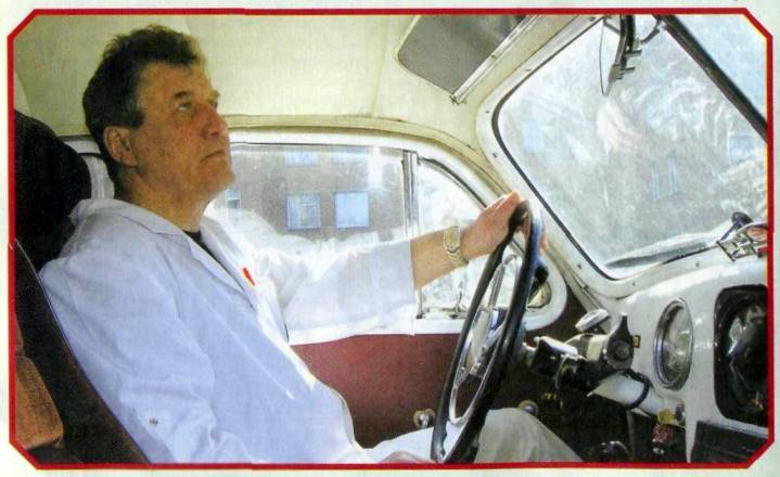 Доктор Малиновский за рулем своего автомобиля