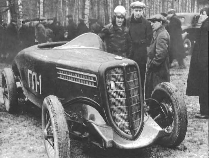 ГАЗ–ГЛ1 1938 года с 4-цилиндровым мотором. Шасси — ГАЗ–М1, колеса — от ГАЗ–А.