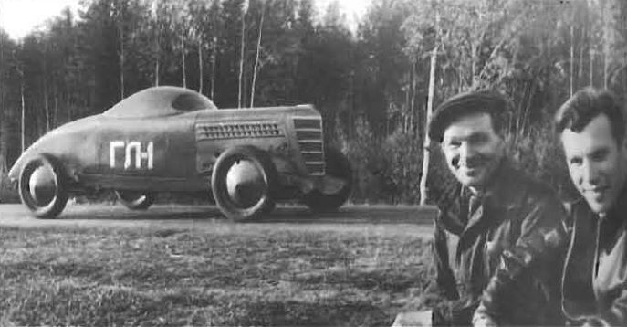 ГАЗ–ГЛ1 1940 года с 6-цилиндровым мотором. Слева — гонщик Николаев, справа — его механик Смирнов.