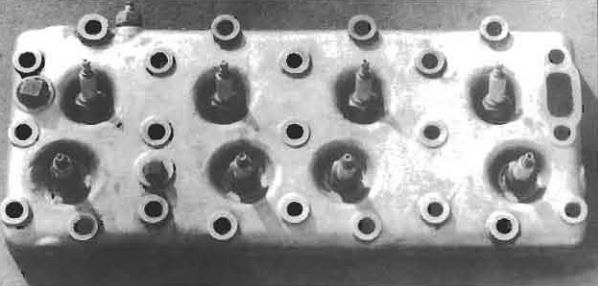 Головка нижнеклапанного двигателя ГАЗ–20 с двумя свечами на каждый цилиндр. 1952 год.