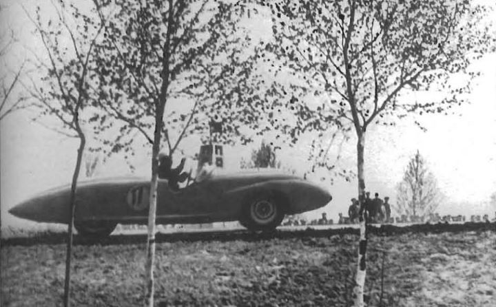 Э. Корев в 1960 году на автомобиле ГАЗ–СГ4.