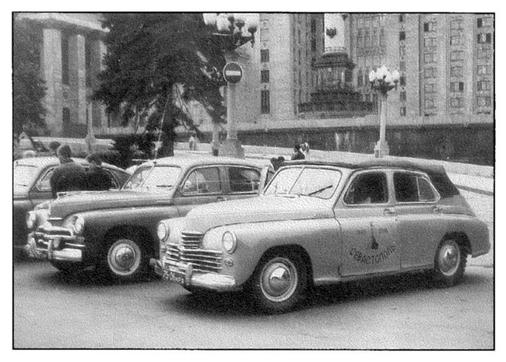 На переднем плане ГАЗ-М20 «Победа» с кузовом кабриолет (1949-1958)