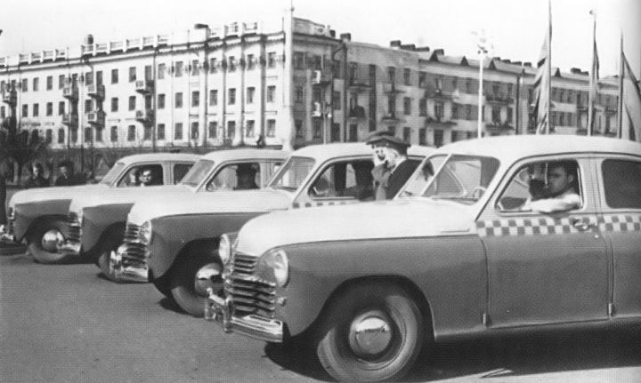 Такси М20А на Советской площади Ярославля